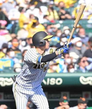 　４回、二塁打を放つ近本（撮影・高部洋祐）