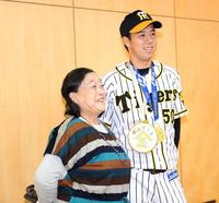 　昨年、母校を訪問した時、担任だった小林光子さん（左）と再会した青柳晃洋
