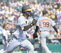 ３回、シューメーカー（右）から内野安打を放つ中野（撮影・高部洋祐）