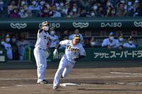 　４回、適時打を放った大山は二塁へ向かう（撮影・神子素慎一）