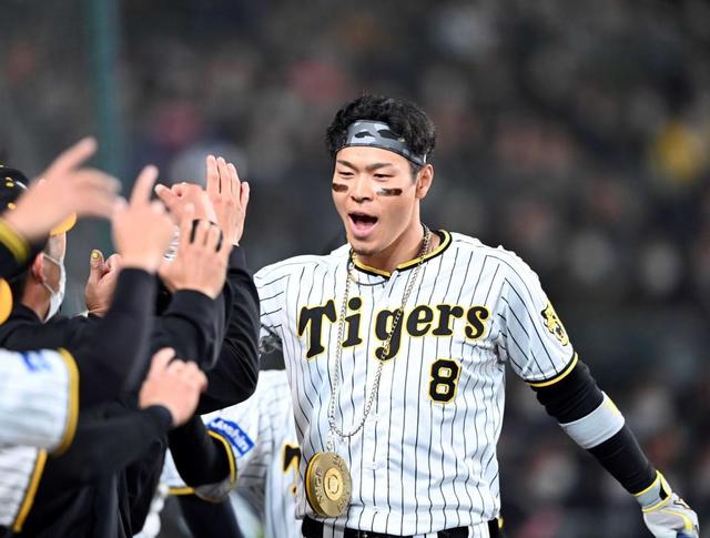 阪神・佐藤輝　好調の裏に打席前の入念な準備　藤井康コーチの指摘での変化