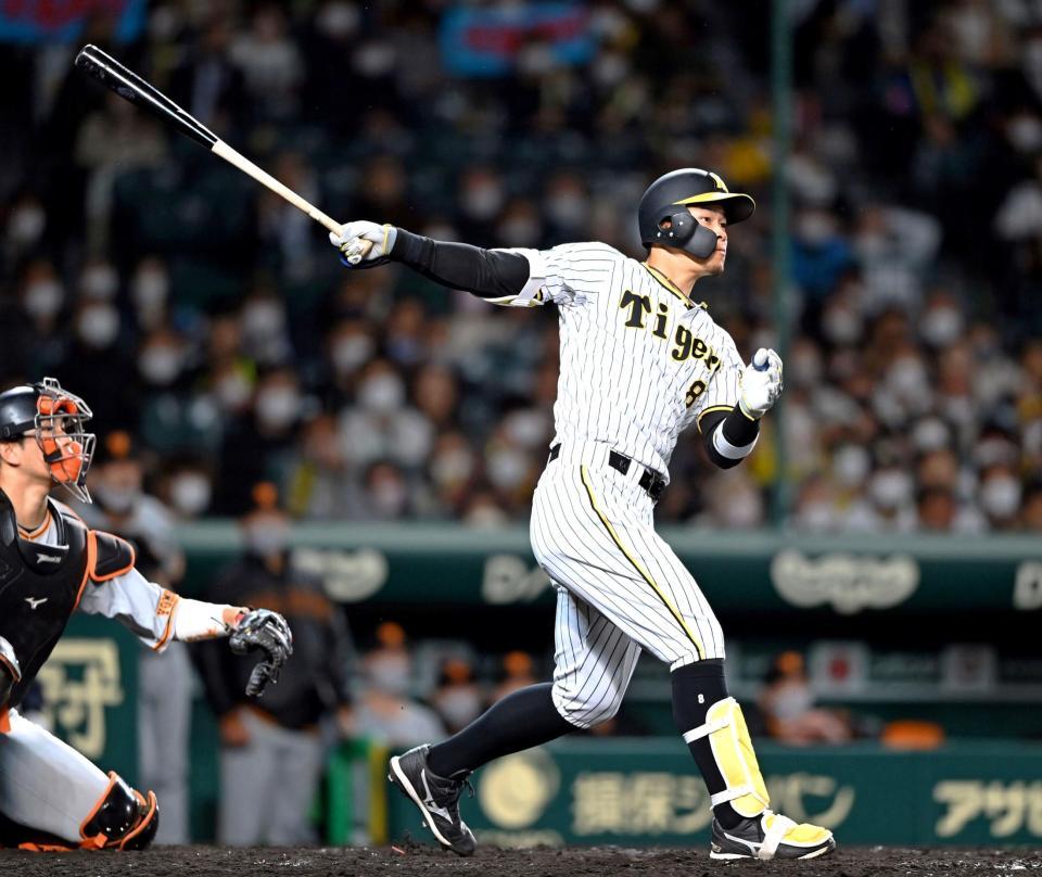 　５回、右越えに逆転２ランを放つ佐藤輝（撮影・山口登）