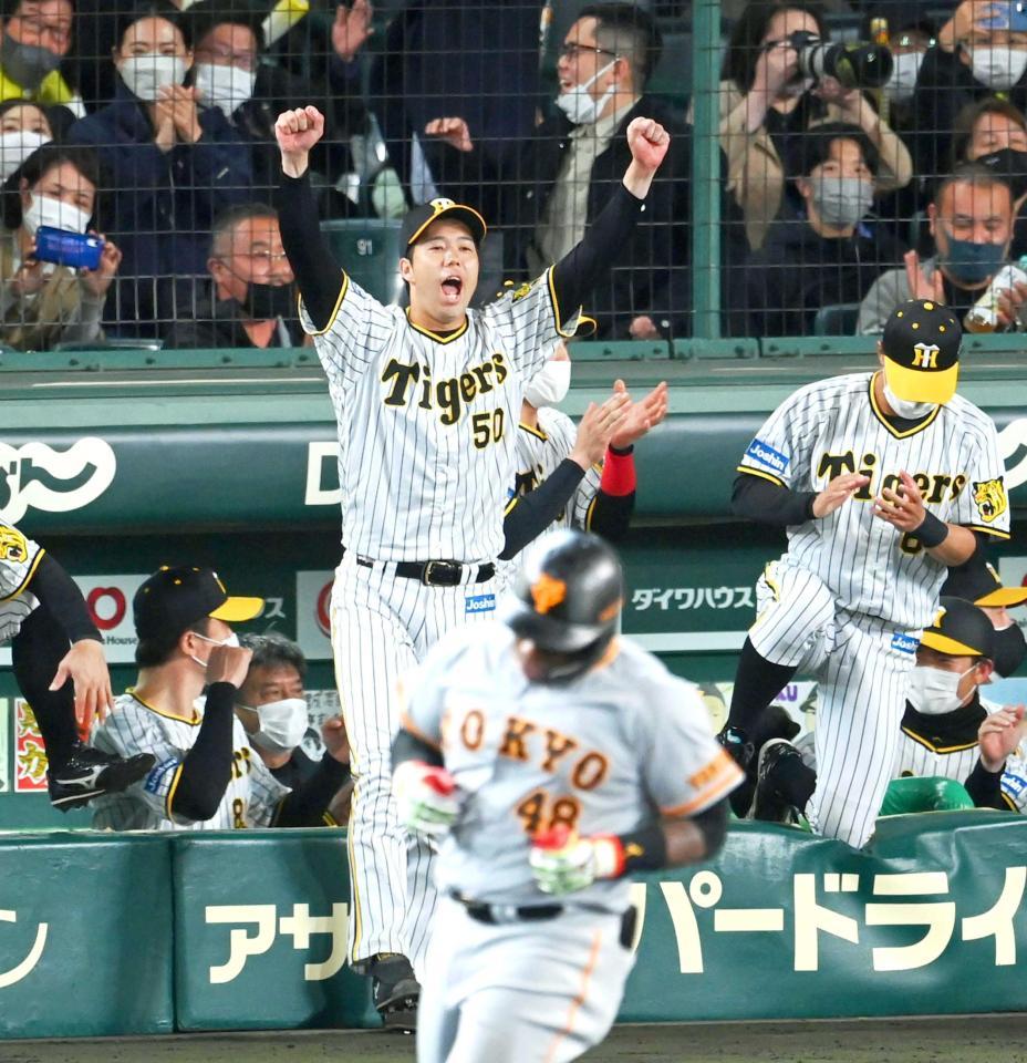 　勝利の瞬間、ベンチを飛び出し雄叫びを上げ、ガッツポーズする青柳（撮影・飯室逸平）