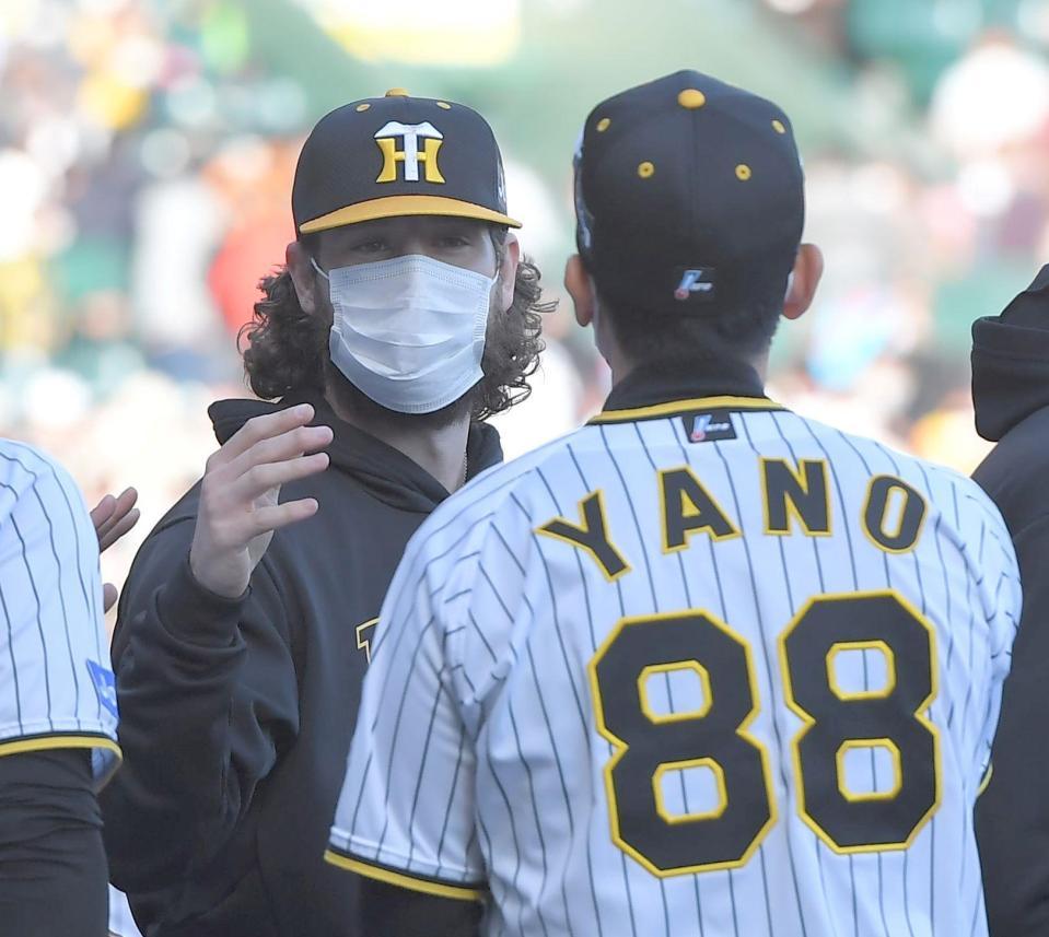 　来日初勝利を挙げ、矢野監督（手前）とタッチを交わすウィルカーソン（撮影・高部洋祐）