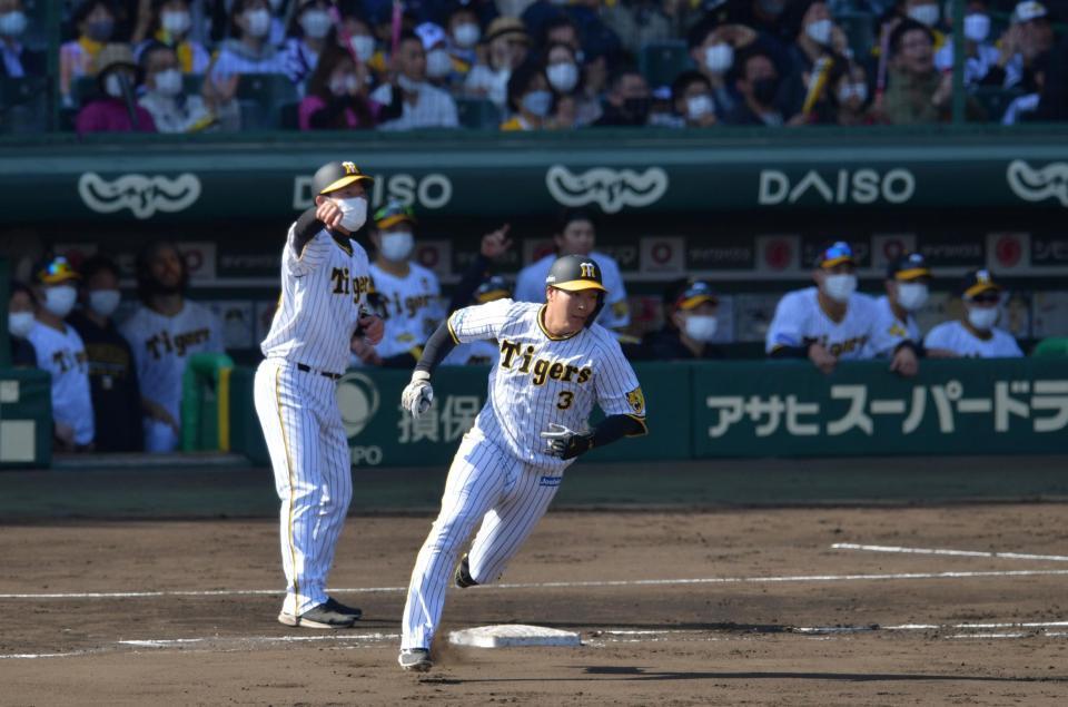 　４回、適時打を放った大山は二塁へ向かう（撮影・神子素慎一）