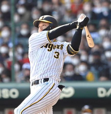 　４回、適時二塁打を放つ大山（撮影・田中太一）