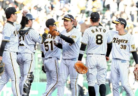 　巨人に勝利し、笑顔でタッチを交わす大山（中央）ら阪神ナイン（撮影・高部洋祐）