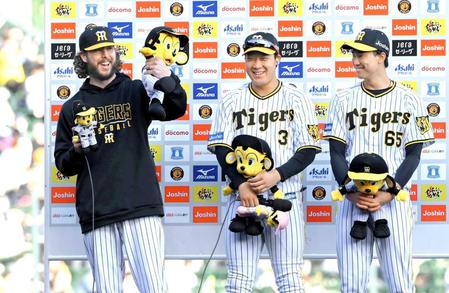 　お立ち台で笑顔を見せる（左から）ウィルカーソン、大山、湯浅（撮影・高部洋祐）