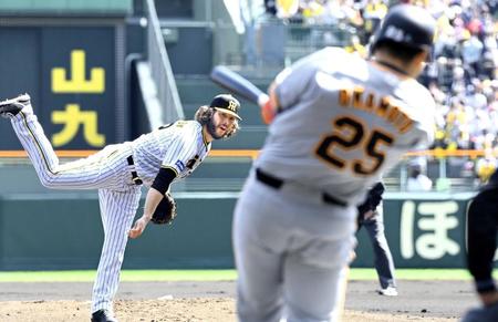 　１回、岡本和（手前）を左飛に打ち取る先発のウィルカーソン（撮影・田中太一）