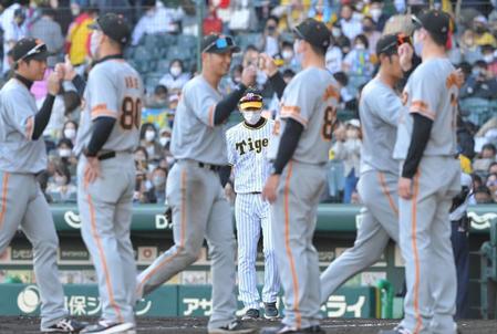 　勝利のタッチを交わす巨人ナインを前に、グラウンドへ整列に向かう矢野監督（中央奥）＝撮影・高部洋祐