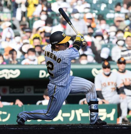 　７回、梅野は中飛に倒れる（撮影・山口登）