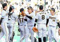 　巨人に勝利し、笑顔でタッチを交わす大山（中央）ら阪神ナイン（撮影・高部洋祐）