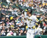 　２回、糸井は中越えに先制ソロを放ち生還する（撮影・山口登）