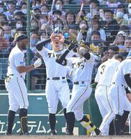 　２回、先制ソロを放ち、佐藤輝（左から２人目）と共にポーズを決める糸井（同３人目）＝撮影・高部洋祐