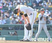 　４回、ウォーカーに逆転３ランを浴び、ガックリとひざをつくガンケル（撮影・高部洋祐）