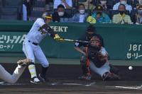 　７回、内野安打を放つ糸井（撮影・神子素慎一）