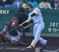 　７回、右前打を放つ山本（撮影・神子素慎一）