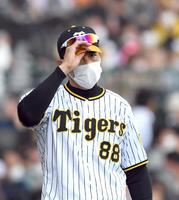 　７回、選手交代を告げベンチに戻る矢野監督（撮影・山口登）