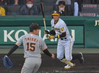 　９回、左前打を放つ糸井（撮影・神子素慎一）