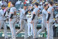 　勝利のタッチを交わす巨人ナインを前に、グラウンドへ整列に向かう矢野監督（中央奥）＝撮影・高部洋祐