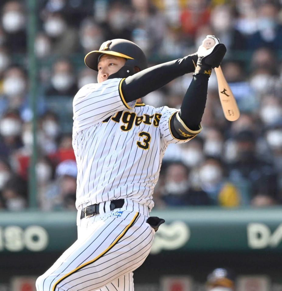 　４回、適時二塁打を放つ大山（撮影・田中太一）