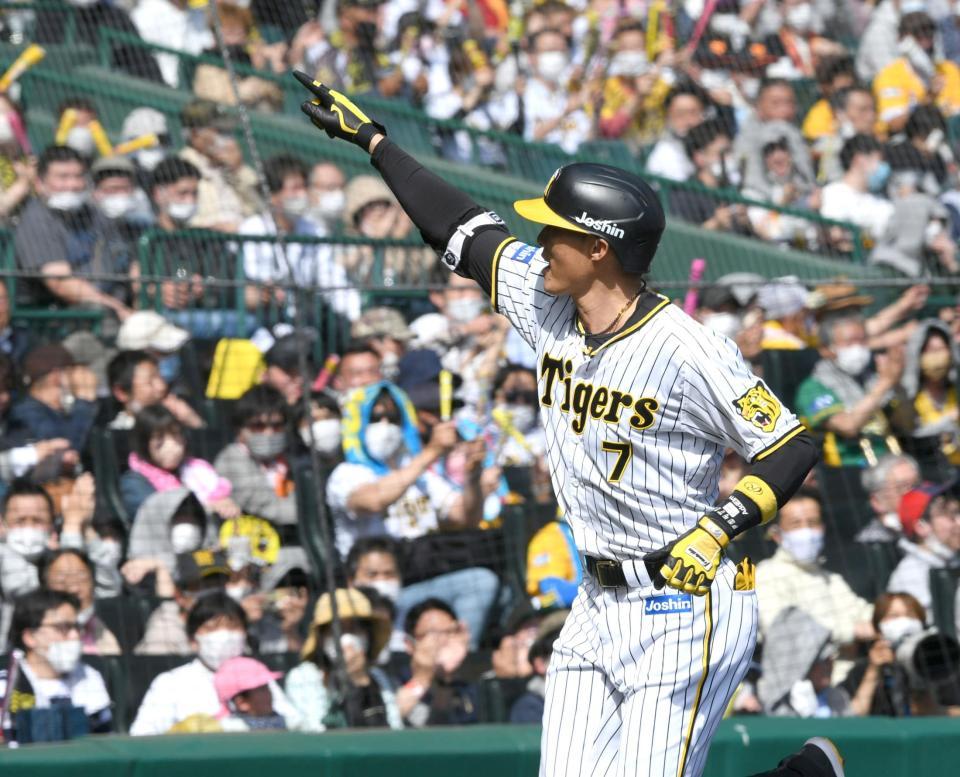 　２回、糸井は中越えに先制ソロを放ち生還する（撮影・山口登）