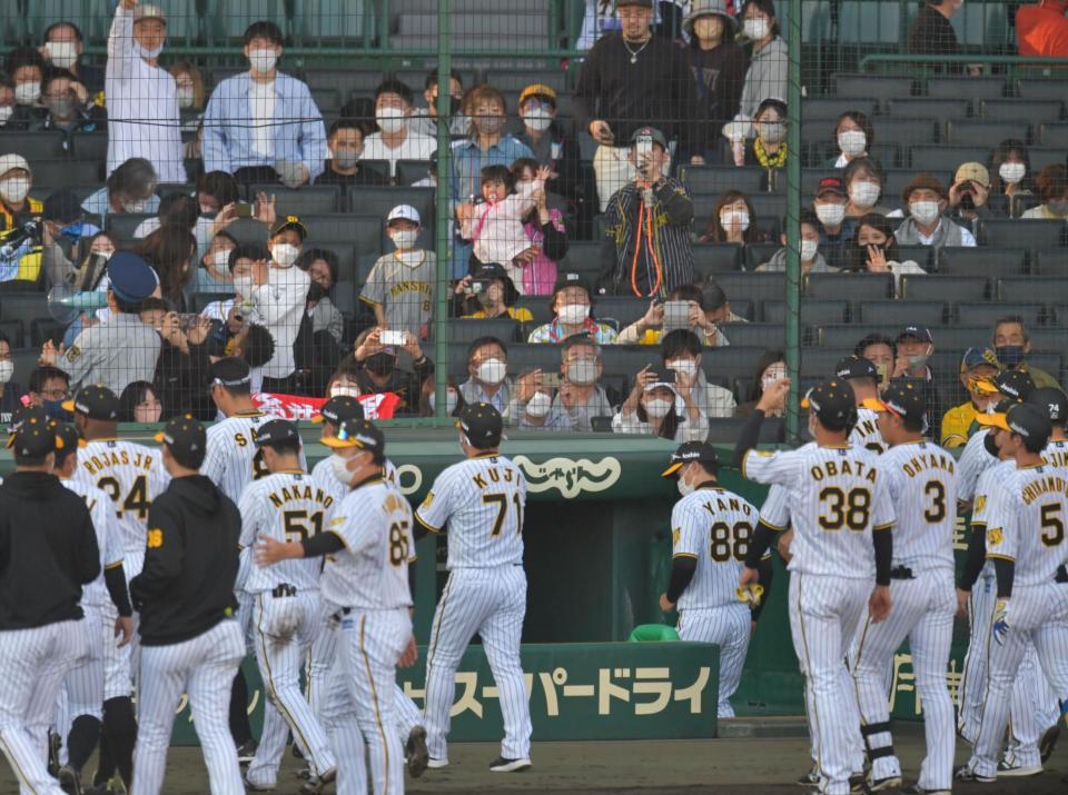 　あいさつを終え引き揚げる矢野監督ら阪神ナイン（撮影・神子素慎一）