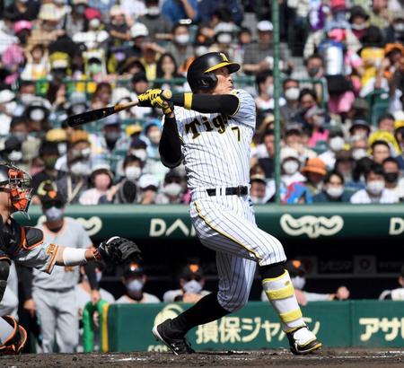 　２回、糸井は中越えに先制ソロを放つ（撮影・山口登）