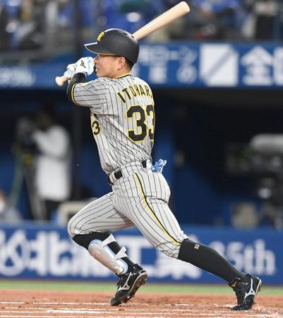 　１回、２点タイムリーを放つ糸原（撮影・飯室逸平）