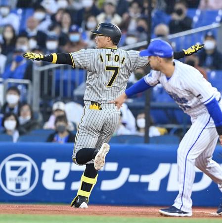　１回、先制となるタイムリー内野安打を放つ糸井（撮影・飯室逸平）