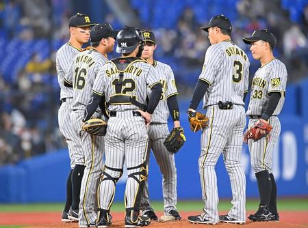 　２回途中、マウンドに集まる西勇ら阪神ナイン（撮影・堀内翔）