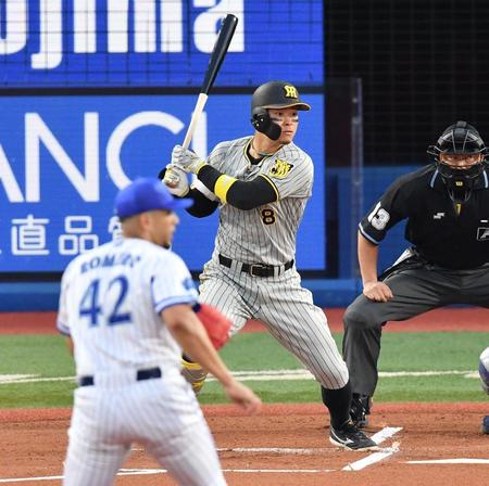 　１回、左翼線に二塁打を放つ佐藤輝（撮影・西岡正）