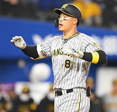 　２回、ソロを放ち迎えられる佐藤輝（撮影・堀内翔）