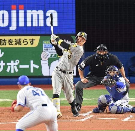 　２回、ソロを放つ佐藤輝（撮影・西岡正）