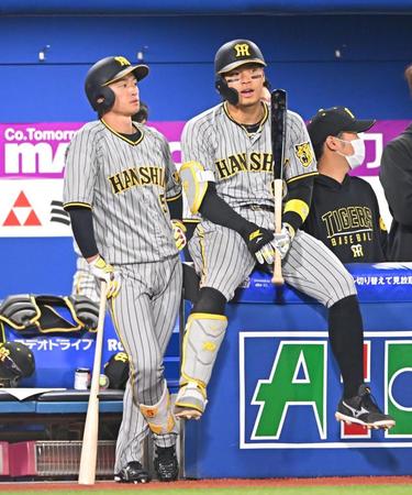 　９回、打席が回らず肩を落とす佐藤輝と近本（撮影・堀内翔）