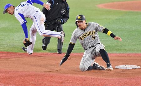 　７回、打者・近本の時、二盗に成功する佐藤輝（撮影・西岡正）