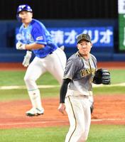 　佐野（左）に適時打を浴びる斎藤＝２０２０年９月１０日