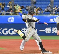 　１回、先制の適時内野安打を放ち一塁に駆け込む糸井（撮影・堀内翔）