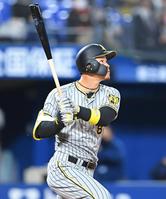 　２回、佐藤輝が右越えに５号ソロを放つ（撮影・堀内翔）