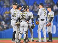 　２回途中、マウンドに集まる西勇ら阪神ナイン（撮影・堀内翔）