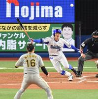 　２回、投手への適時内野安打を放つ田中俊（撮影・西岡正）