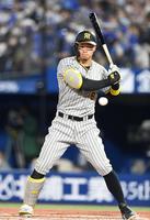 　７回、四球を選ぶ佐藤輝（撮影・飯室逸平）