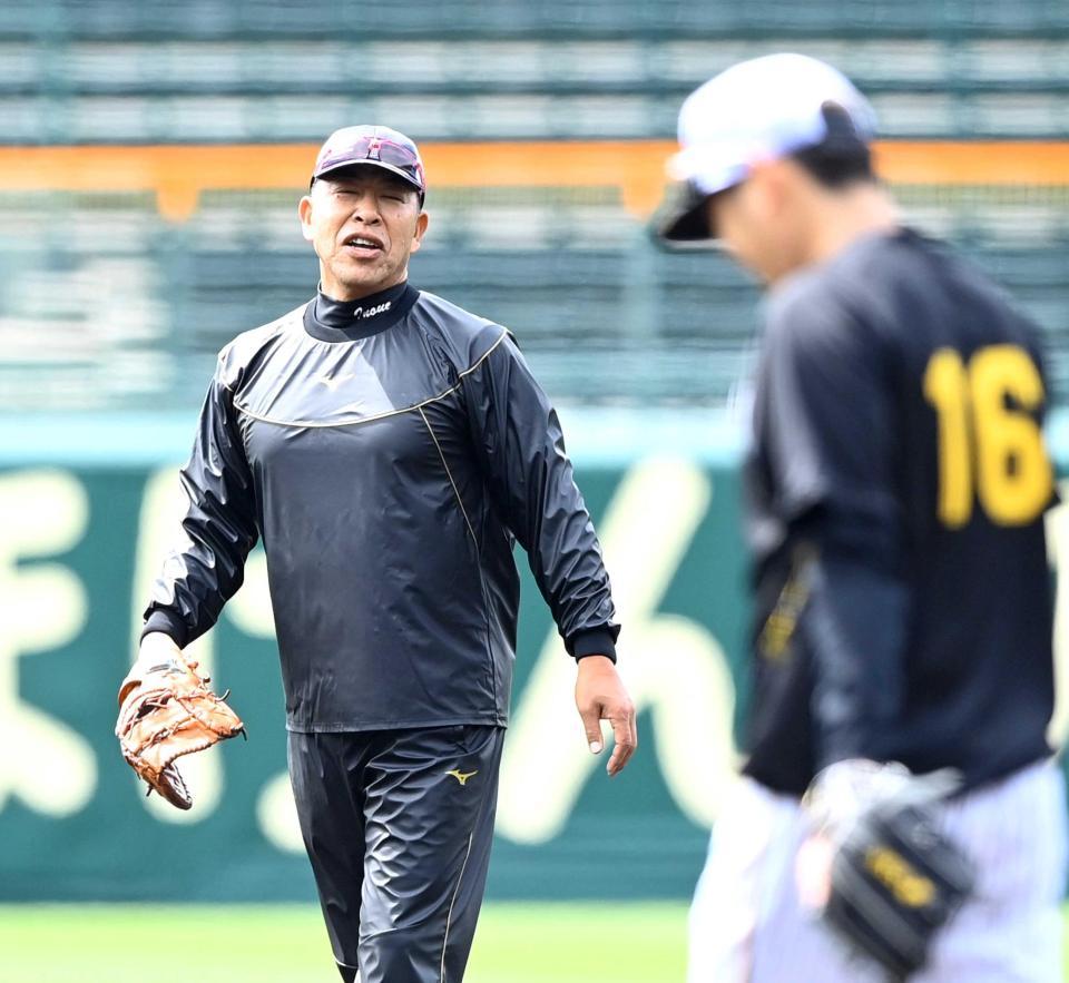 　投手陣に声をかける井上ヘッドコーチ（撮影・飯室逸平）