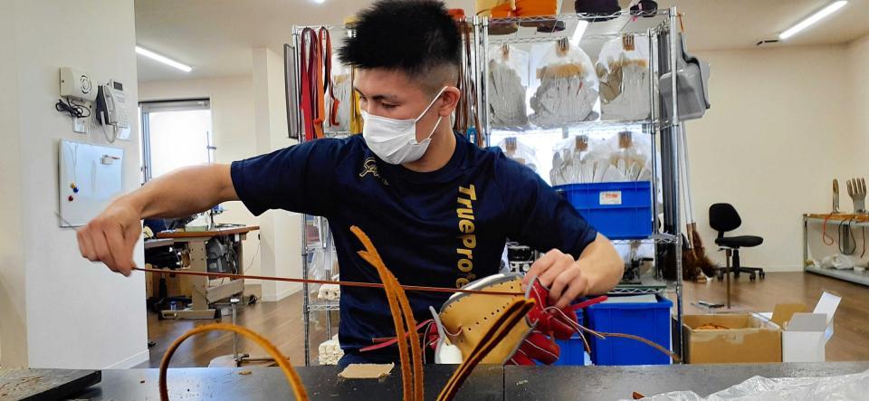 　中野のグラブを製作する早坂勇人さん（スラッガー社提供）