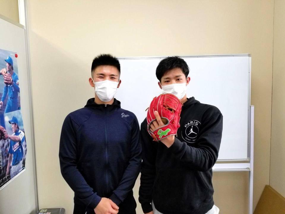 　阪神・中野（右）と早坂勇人さん（スラッガー社提供）