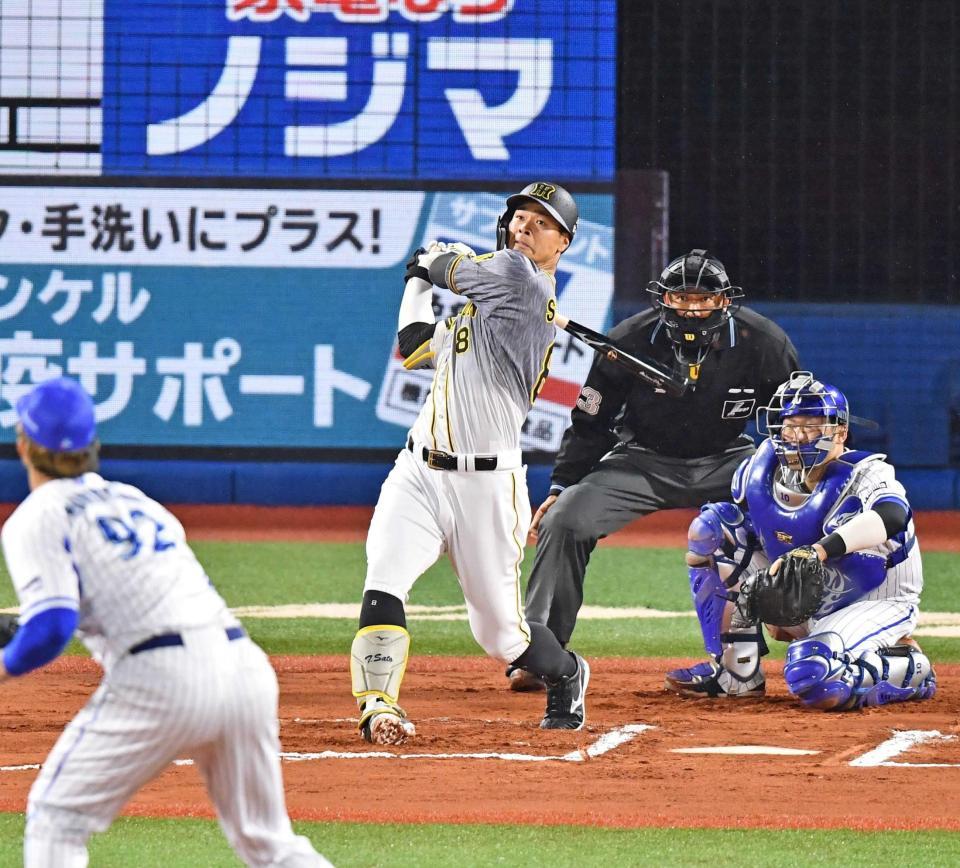 　横浜スタジアムで場外弾を放った佐藤輝＝２０２１年４月９日