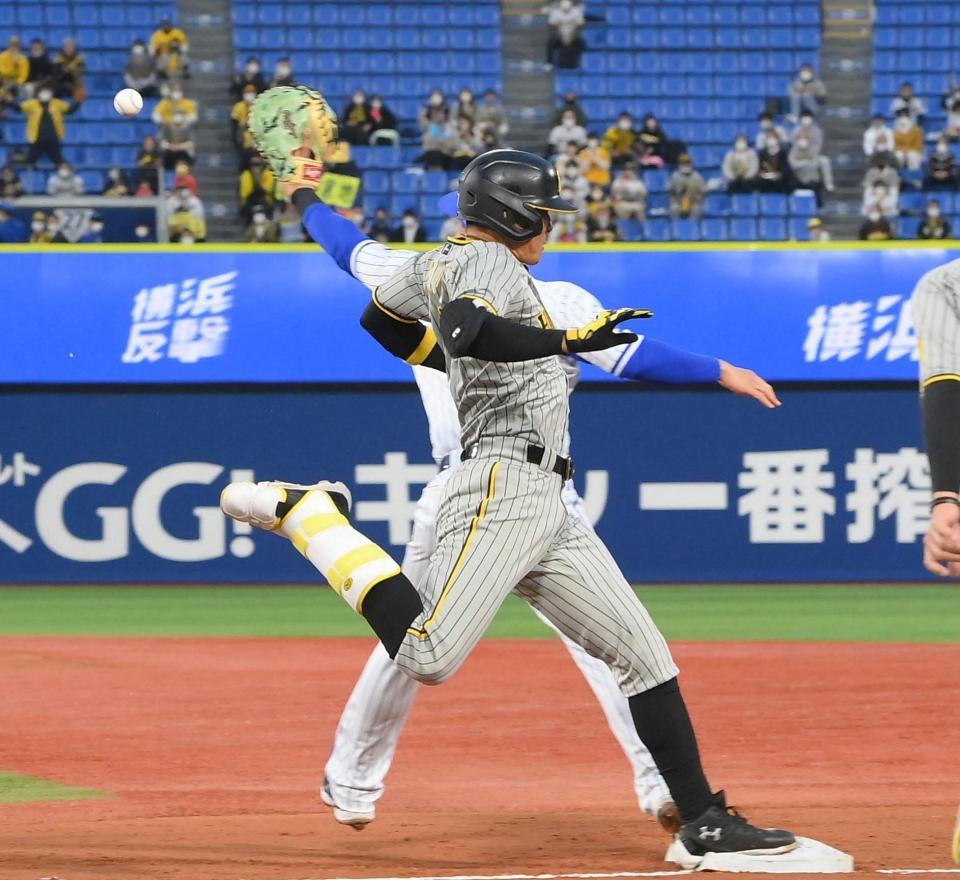 　１回、先制の適時内野安打を放ち一塁に駆け込む糸井（撮影・堀内翔）