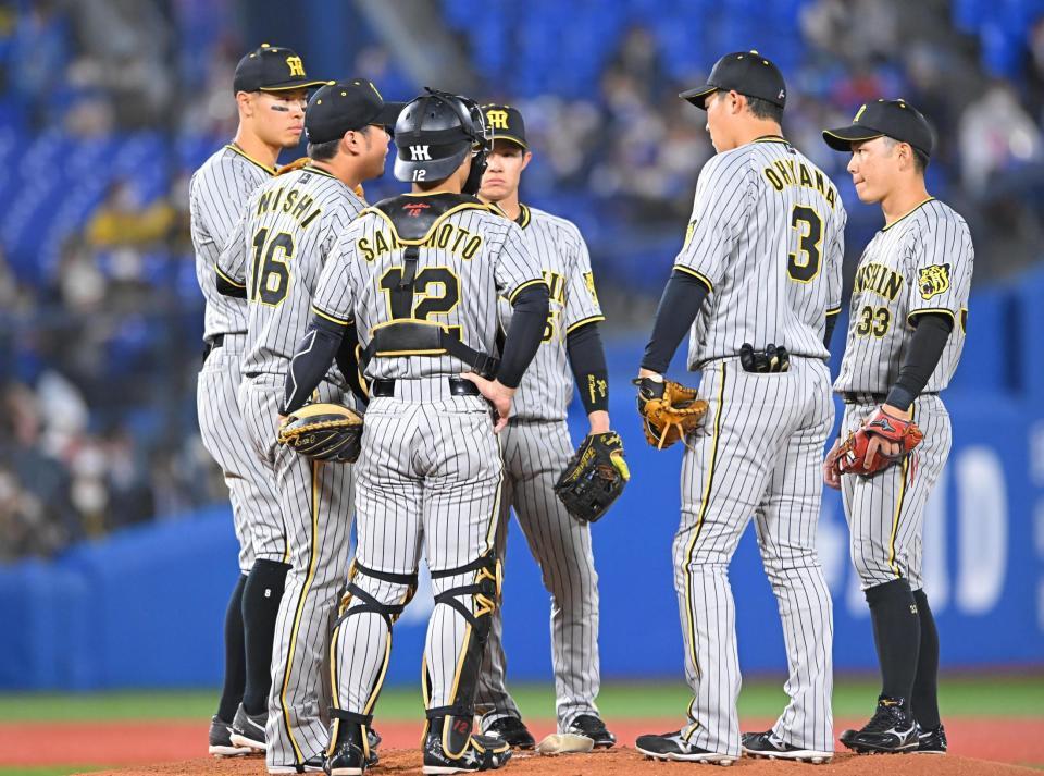 　２回途中、マウンドに集まる西勇ら阪神ナイン（撮影・堀内翔）