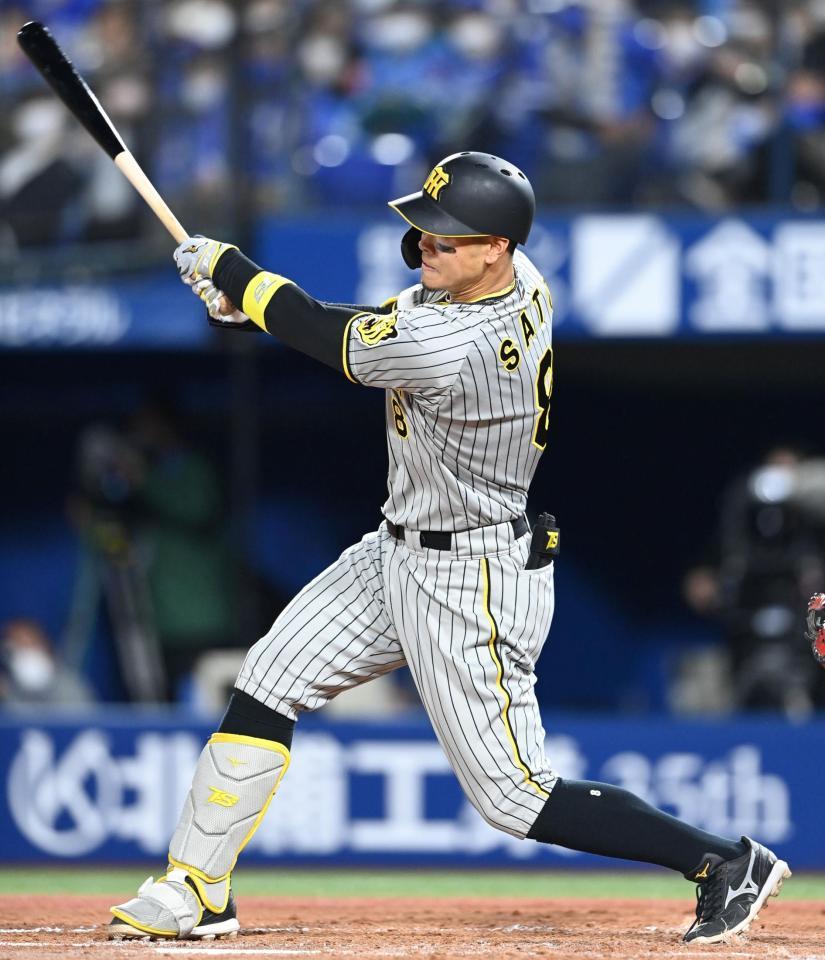 　５回、右前打を放つ佐藤輝（撮影・飯室逸平）