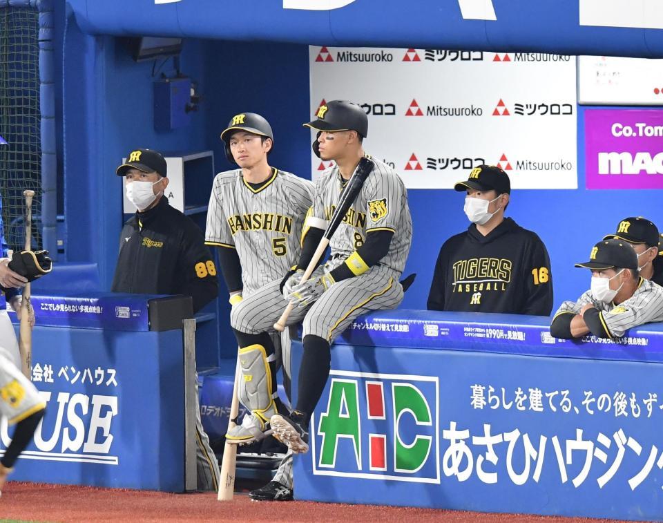 　９回、中野の一塁アウトの判定に対してのリクエスト中、結果を待つ（左から）矢野監督、近本、佐藤輝、西勇（撮影・西岡正）